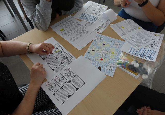 uczestniczki warsztatów testują stworzoną przez siebie grę planszową