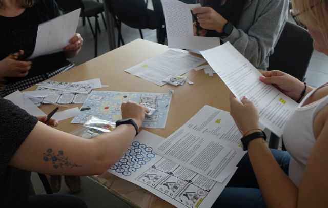uczestniczki warsztatów testują stworzoną przez siebie grę planszową