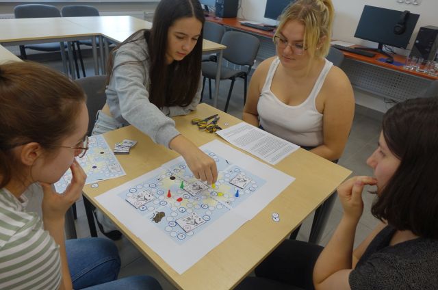 uczestniczki warsztatów testują stworzoną przez siebie grę planszową