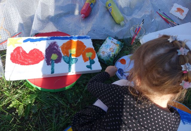 kwiaty namalowane na styropianie