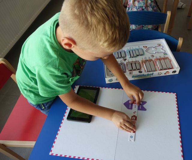 chłopiec gra w grę scotie go