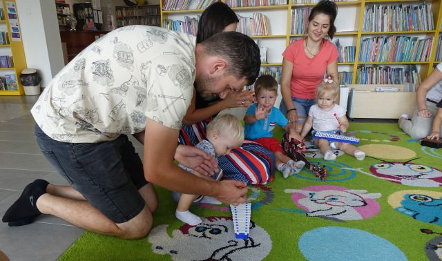 dzieci i rodzice grają na różnych instrumentach