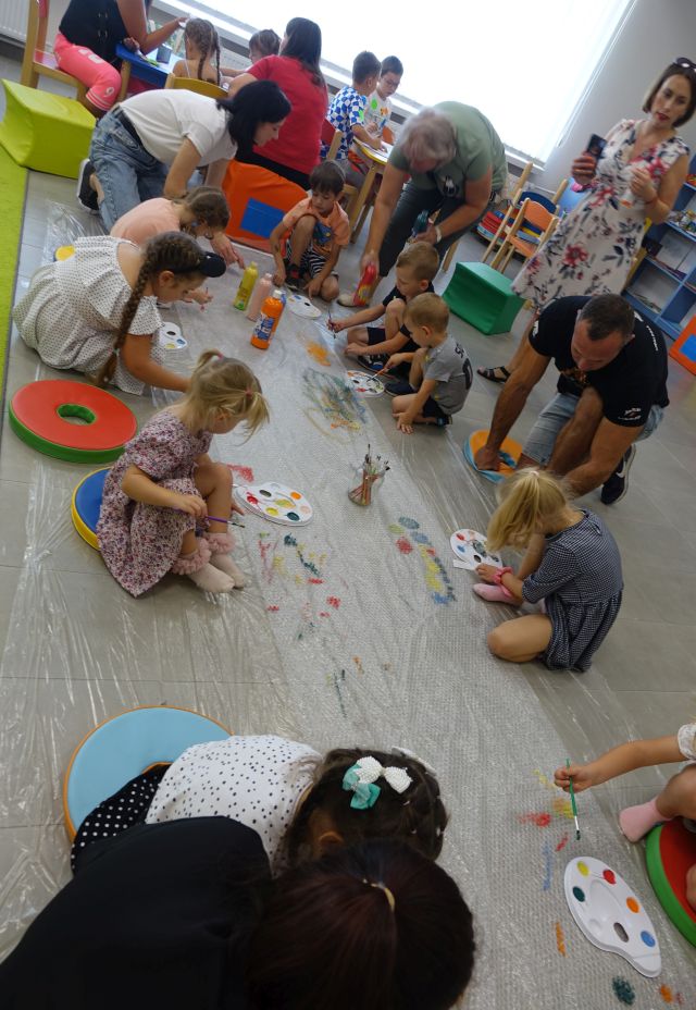 dzieci i rodzice malują na bąbelkowej folii
