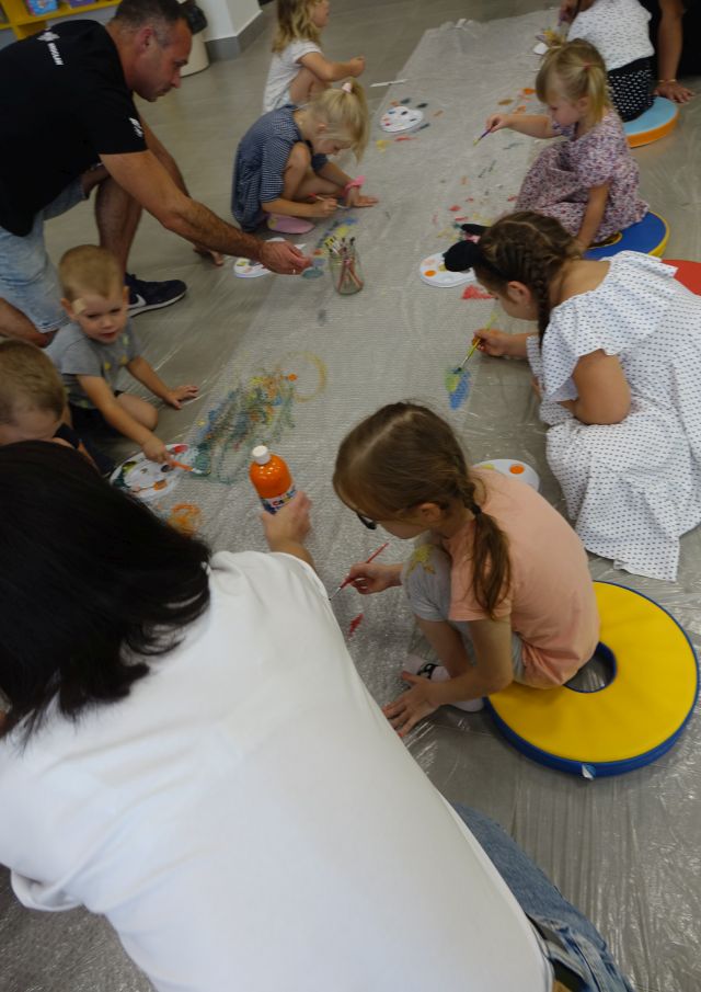 dzieci i rodzice malują na bąbelkowej folii