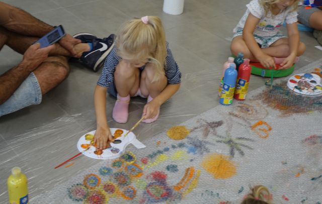 dzieci malują na szarym papierze