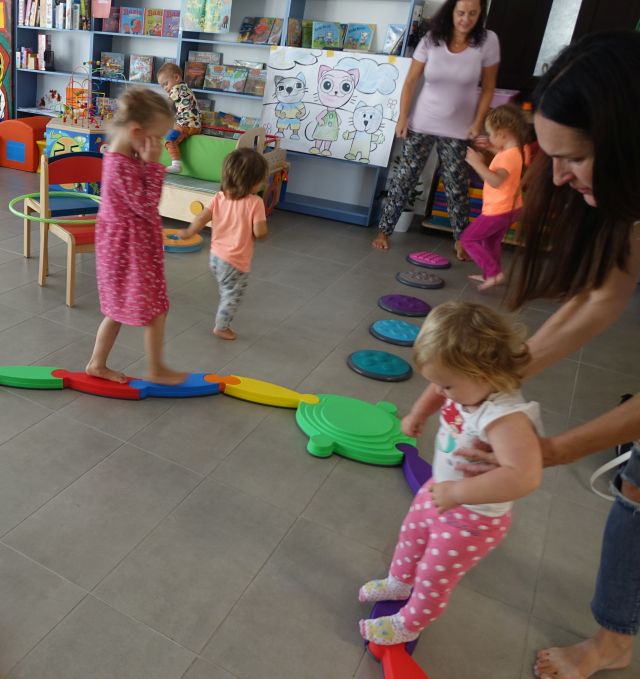 małe dzieci chodzą po ścieżce sensorycznej