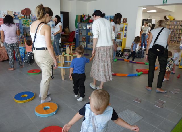 dzieci i rodzice chodzą po ścieżce sensorycznej