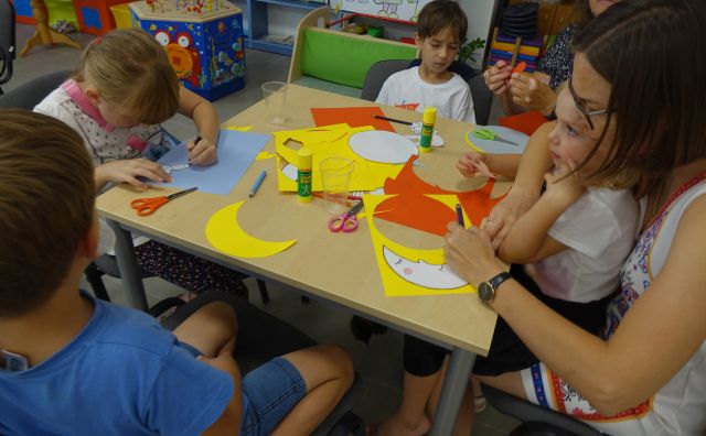 dzieci wycinają z kartek lampiony