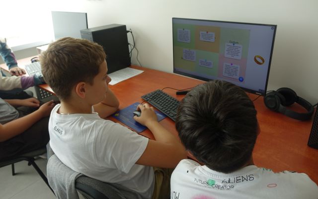 młodzież rozwiązuje zadanie na komputerze