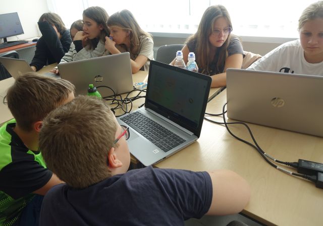szóstoklasiści rozwiązują zadania na laptopach