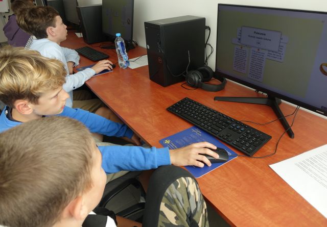młodzież rozwiązuje zadania na komputerze