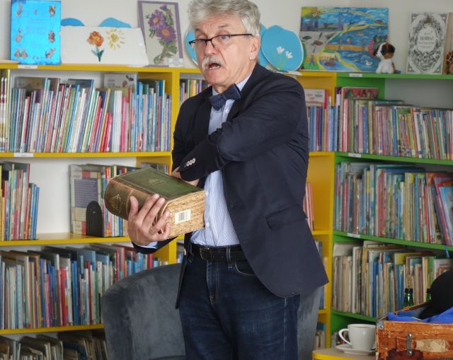 mężczyzna pokazuje grubą książkę