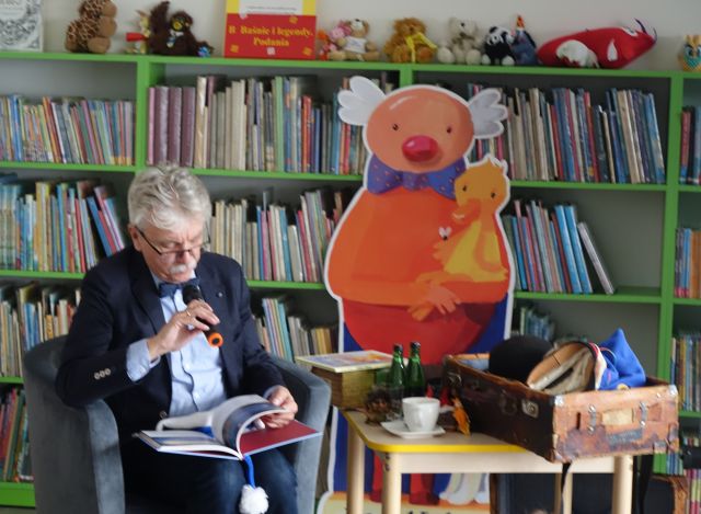 pisarz czyta dzieciom książkę