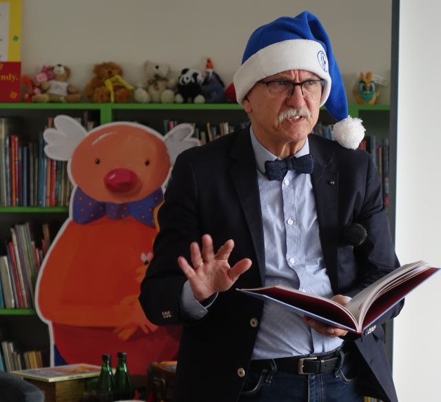 pisarz opowiada dzieciom o książce