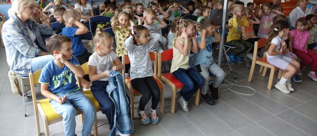 dzieci podnoszą do góry ręce