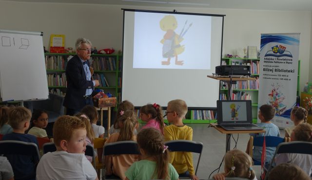 pisarz pokazuje prezentację o książkach