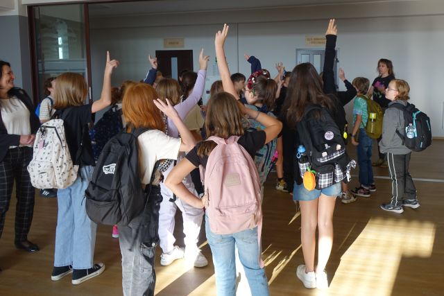 czwartoklasiści w holu biblioteki