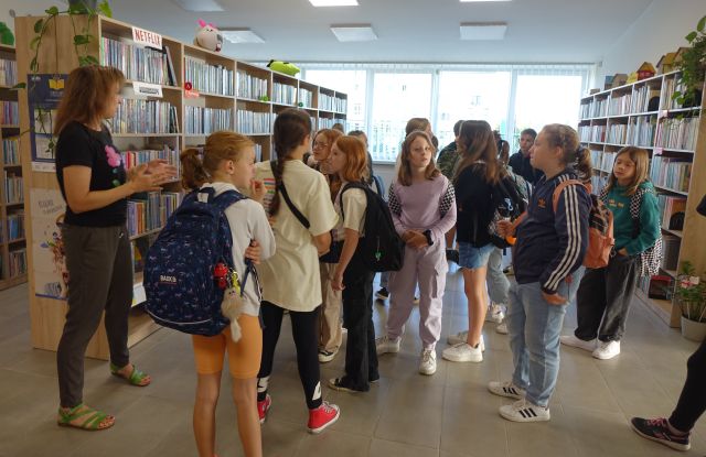 czwartoklasiści w sali bibliotecznej