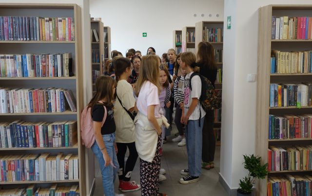 czwartoklasiści w sali bibliotecznej