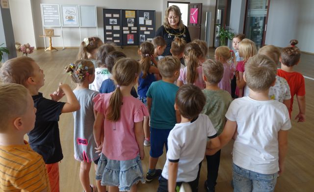 przedszkalaki zwiedzają hol biblioteki