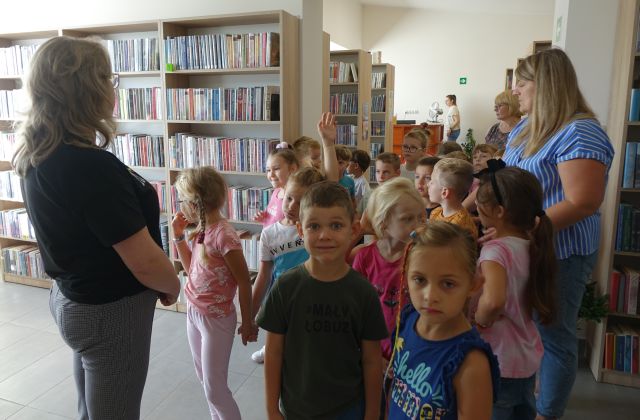 przedszkolaki zwiedzają pomieszczania w bibliotece