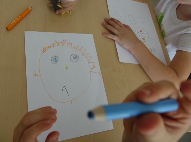 rysunek przedszkolaka pokazujący smytną twarz