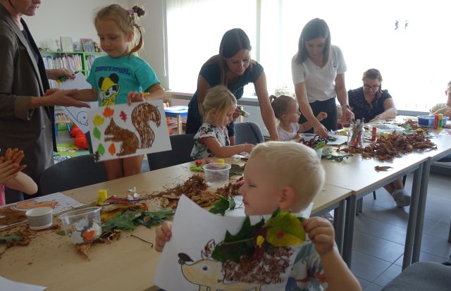 dzieci wyklejają z liści zwierzątka