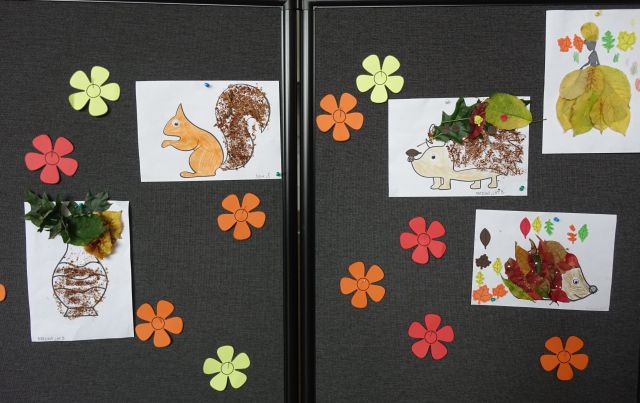 prace dzieci przedstawiające zwierzątka z liści powieszone na wystawie w bibliotece