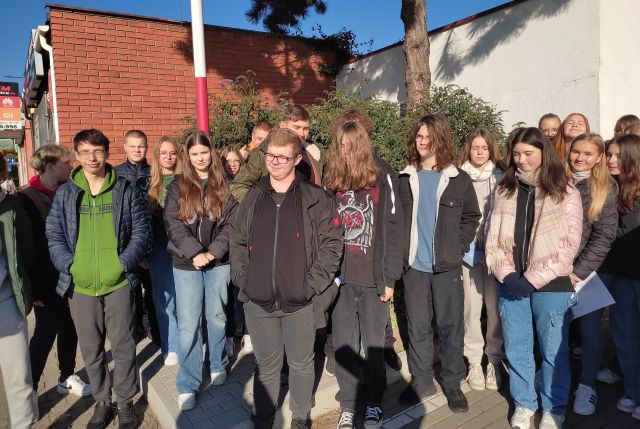 młodzież pozuje do zdjęcia po zakończeniu gry miejskiej