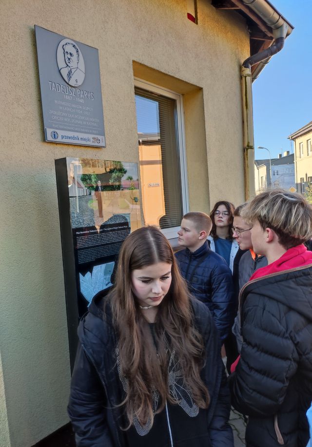 młodzież rozpoczyna quest przed domem Edwarda Fiszera