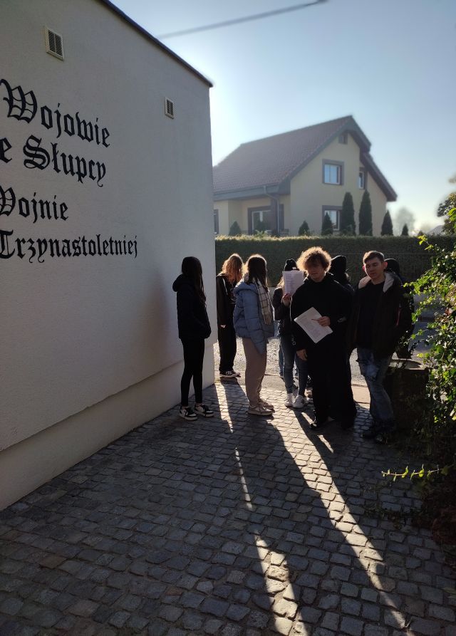 młodzież przed myuralem wojów słupeckich