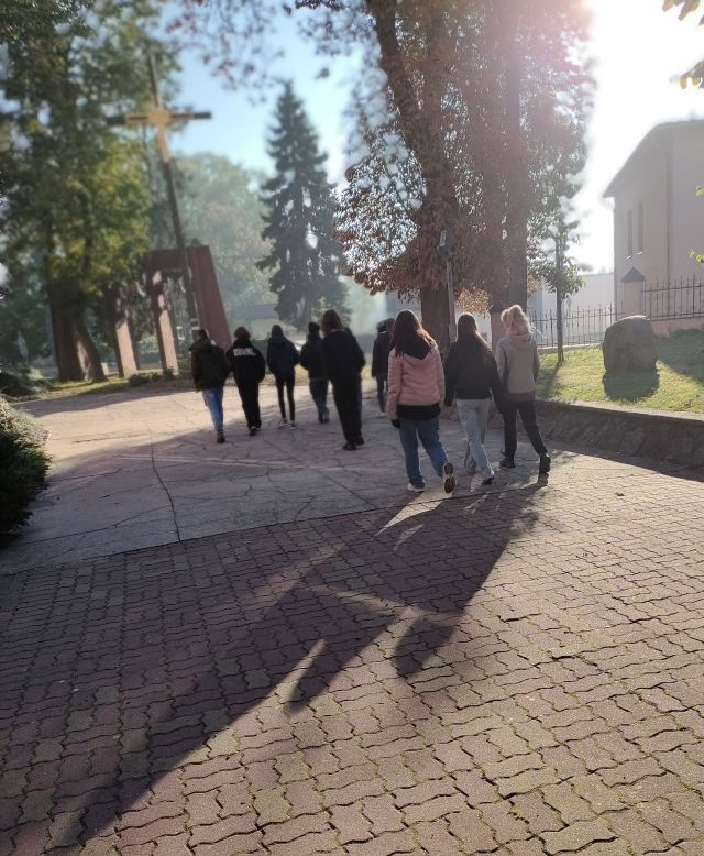 młodzież idzie trasą gry miejskiej