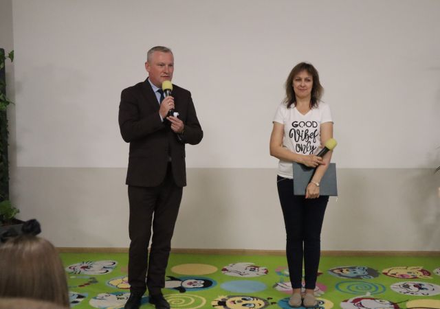 burmistrz miasta i dyrektorka biblioteki witają uczestników