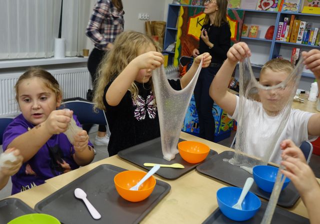 dzieci pokazują ciągnące się slimy