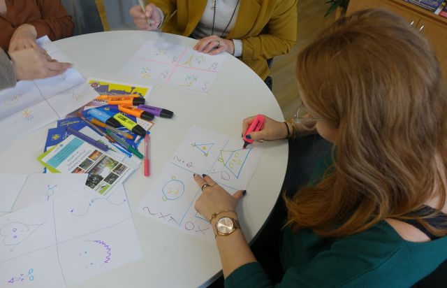 3 kobiety rysują na kartkach