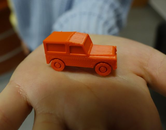 pomarańczowe auto na dłoni