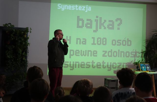 pisarz wyświetla młodzieży prezentację