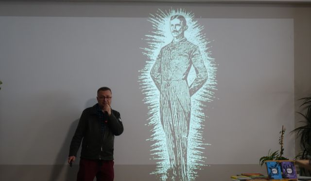 pisarz wyświetla młodzieży prezentację