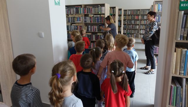 przedszkoalki zwiedzają pomieszczania biblioteczne