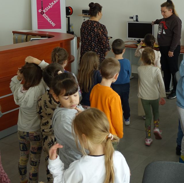 przedszkolaki w sali komputerowej