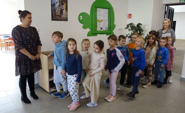 przedszkolaki w parach wchodzą do pomieszczenia bibliotecznego
