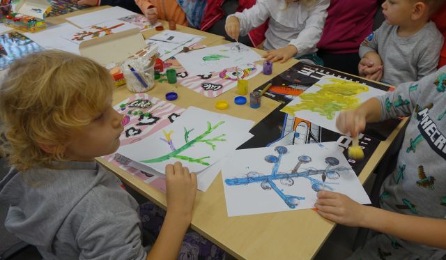 dzieci wykonują prace plastyczne malują drzewa