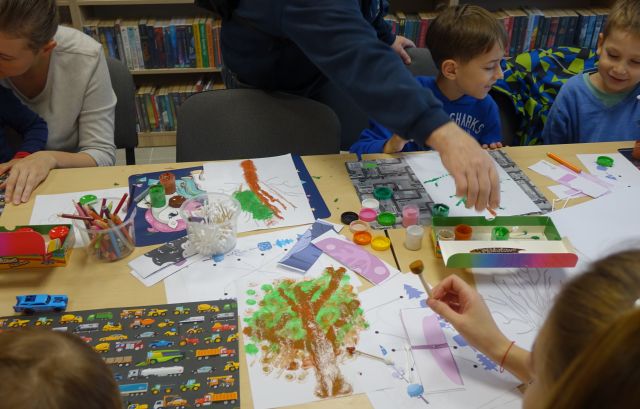 prace plastyczne przedstawiające drzewa wykonywane przez dzieci