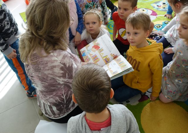 bibliotekarka czyta dzieciom książkę