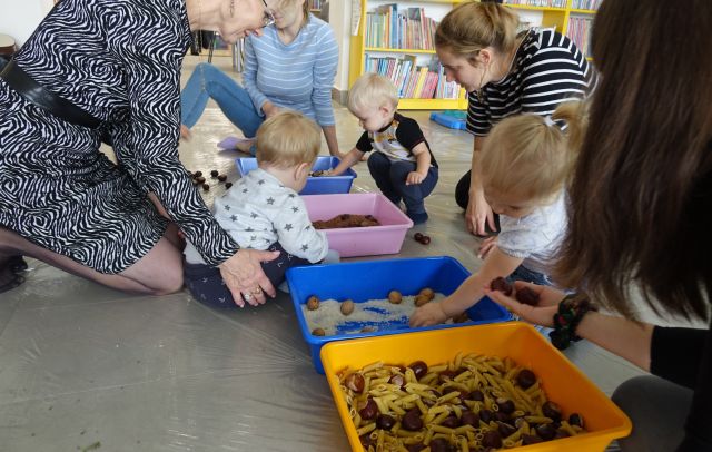 dzieci i rodzice mieszają w miskach z różnymi składnikami