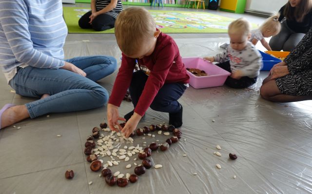 dzieci układają kasztany