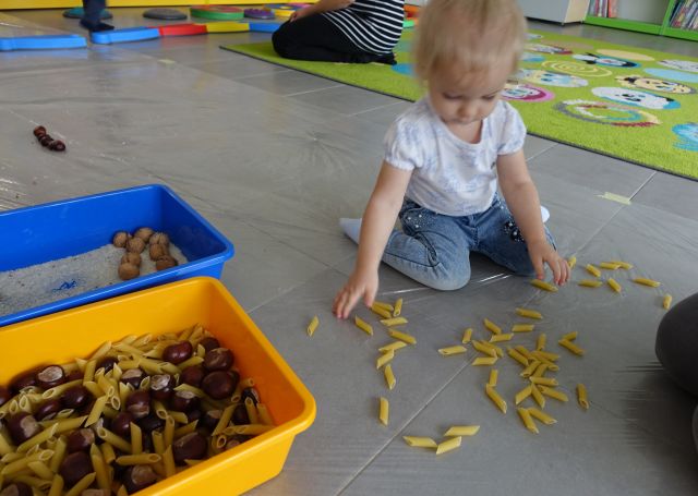 dziewczynka ukłąda makaron rurki