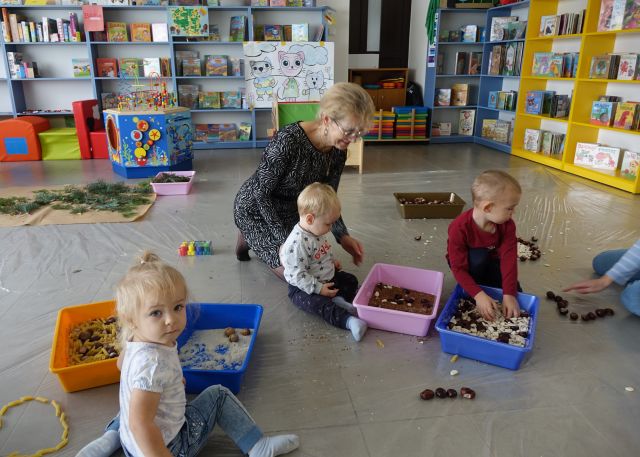 dzieci mieszają w różnych składnikach w miskach