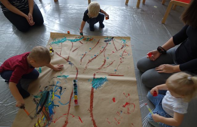 dzieci malują rączkami drzewo