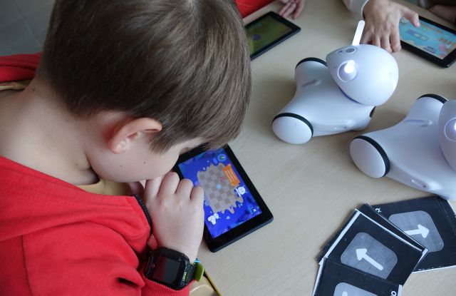 chłopiec steruje robotem Photon przy użyciu tabletu